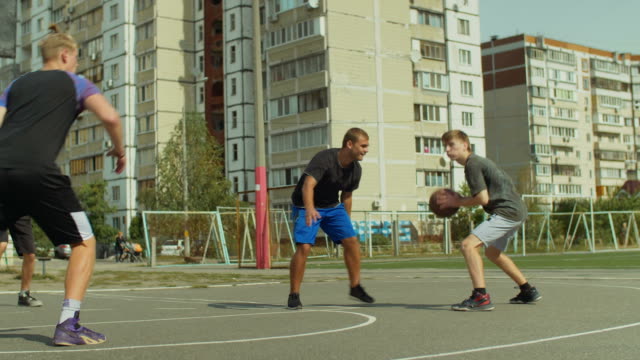 Basketball-Spieler-machen-Block-während-Spiel-geschossen