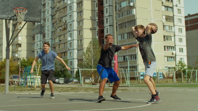 Jugadores-de-Streetball-bloqueo-de-tiro-en-cancha-de-baloncesto