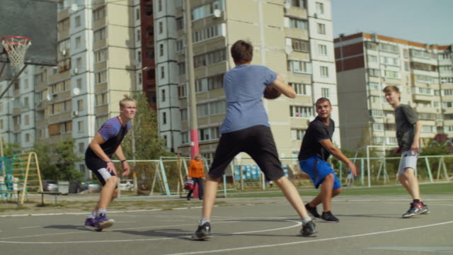 Streetball-players-passing-the-ball-on-court