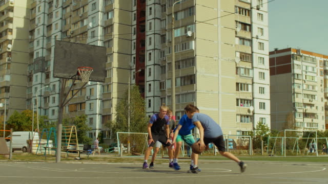 Jugadores-de-streetball-adolescente-juego-de-baloncesto