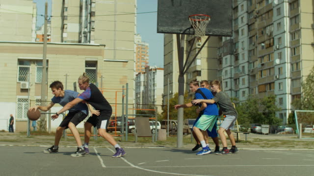 Basketball-Spieler,-die-Aufnahme-der-Sprung-auf-Platz