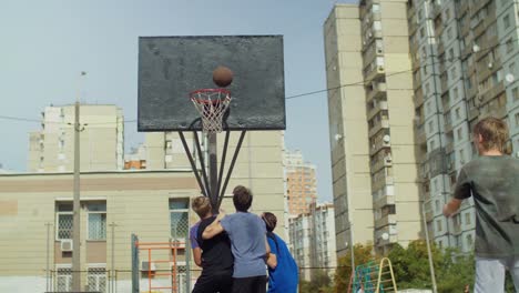 Streetball-teenager-missing-a-shot-after-assist