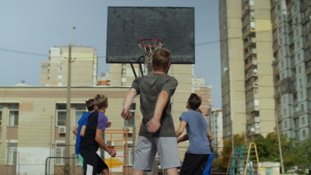 Streetball-Teenager-fehlt-einen-Freiwurf-im-freien