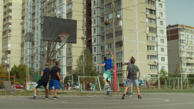 Jugadores-de-Streetball-jugando-baloncesto-en-corte