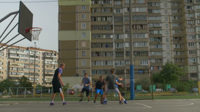 Jugadores-de-baloncesto-en-acción-jugando-al-aire-libre