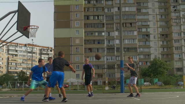 Jugadores-de-Streetball-tomando-un-tiro-durante-el-juego-de-baloncesto