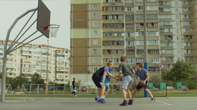 Jugadores-de-Streetball-tomando-layup-tiro-en-cancha-de-baloncesto