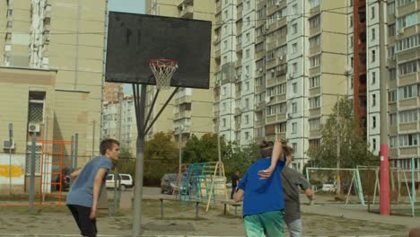 Basketball-Spieler-spielen-Streetball-Spiel-auf-Platz