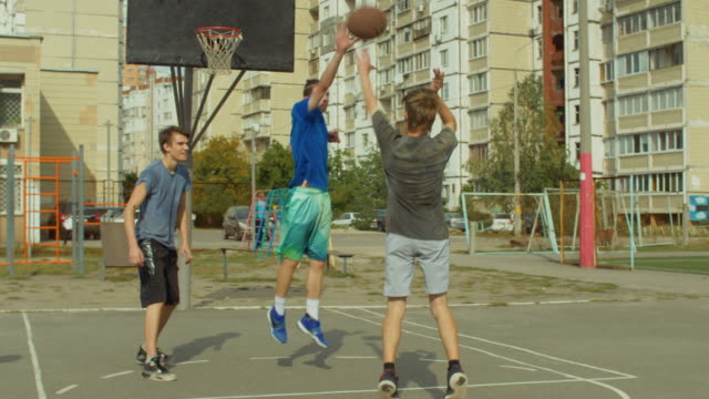 Basketball-Spieler-scoring-fieldgoal-während-Spiel