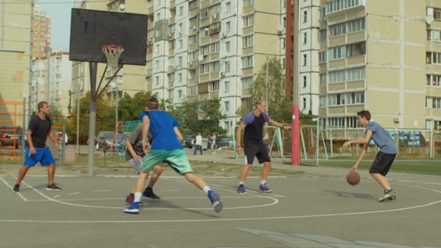 Basketball-Spieler-zu-unterstützen-während-Spiel