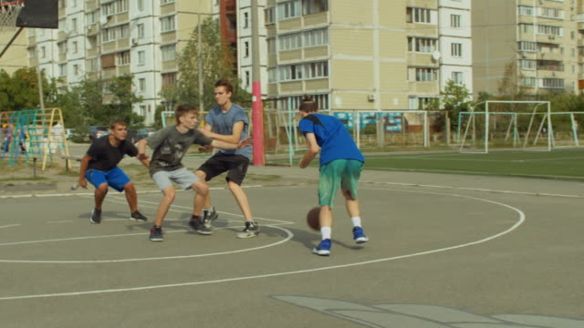 Streetball-team-in-pick-and-roll-play-on-court