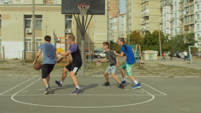 Jugadores-de-Streetball-en-acción-en-la-cancha-de-baloncesto