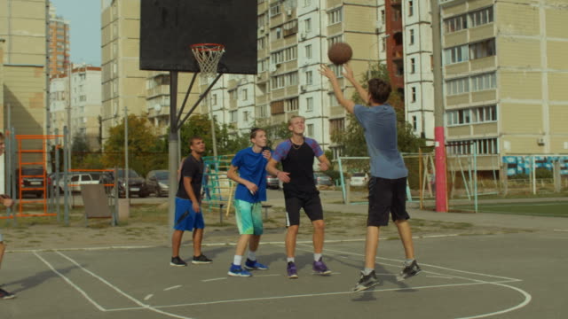 Shooting-für-fieldgoal-auf-Court-Basketball-Spieler