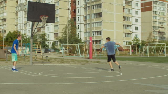 Zwei-Teenager-Freunden-Basketball-zu-üben