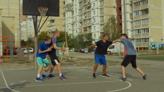 Equipo-de-baloncesto-en-acción-jugando-streetball
