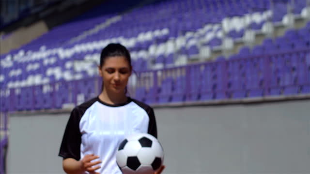 Porträt-der-jungen-Frau-Fußballer-mit-Fußball-Fußball-im-Stadion,-4k