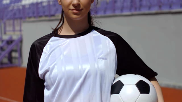 Retrato-del-futbolista-joven-con-balón-de-fútbol-en-el-estadio,-4k