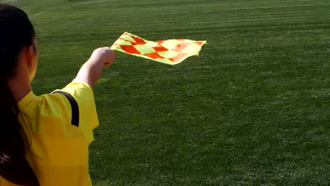 Asistente-de-árbitro-mujer-moviéndose-a-lo-largo-de-la-línea-lateral-durante-un-partido-de-fútbol