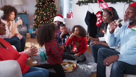 Multi-Generation-Familie-tragen-Partyhüte-feiern-Weihnachten-zu-Hause