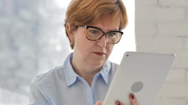 Mujer-con-tableta-para-navegar-por-Internet