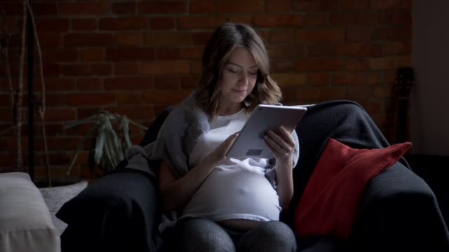 Schwangere-Frau-mit-digital-Tablette