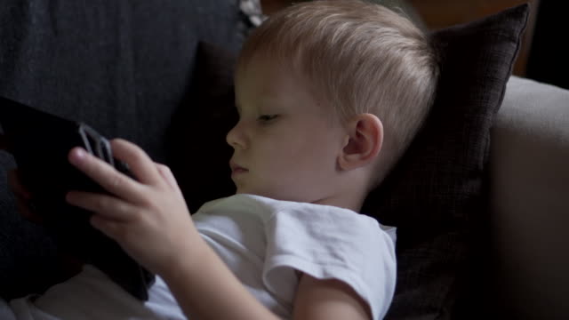 Schwangere-Mutter-und-Sohn-mit-digital-Tablette-zu-Hause