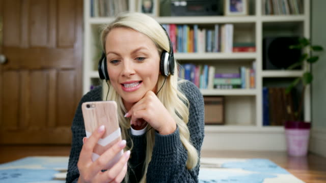 Schöne-blonde-Frau,-die-mit-Video-Chat-mit-Smartphone
