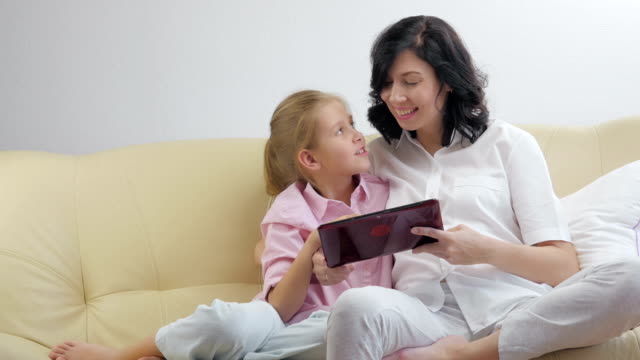 Mutter-und-Tochter-mit-einem-Tablet-Computer.