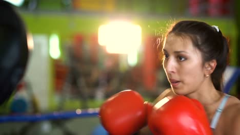 El-entrenamiento-de-la-mujer-joven-boxeador-pre-partido-de-calentamiento-en-el-ring-de-boxeo-con-su-entrenador