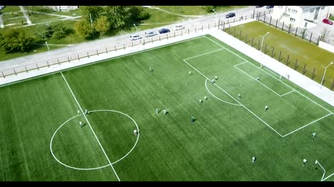 Aerial-Dreharbeiten-für-die-jungen-Männer-Fußball-Spiel