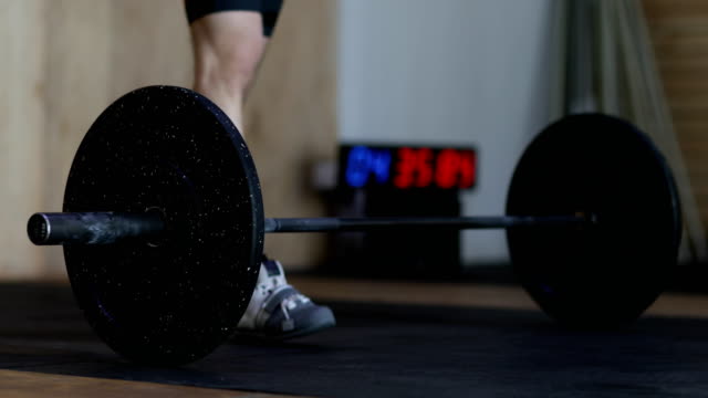Mann-bereitet-zu-heben-Sie-schwere-Langhantel-Übung-Workout-Training-im-Fitness-Studio-Gewichtheben