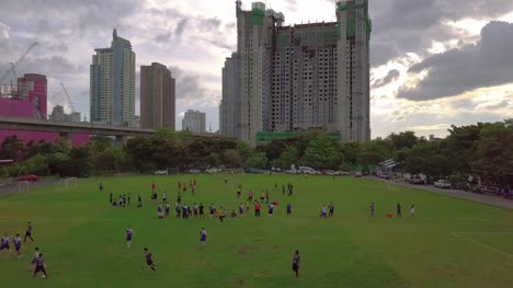 Fútbol-entrenamiento-fuera-en-el-centro-de-la-ciudad-de-Bangkok