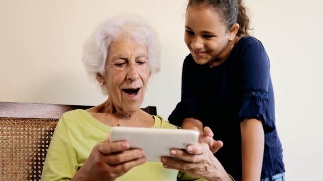 Tablet-Ipad-Computer-Technologie-für-das-Internet-von-Oma-Enkelin-verwendet
