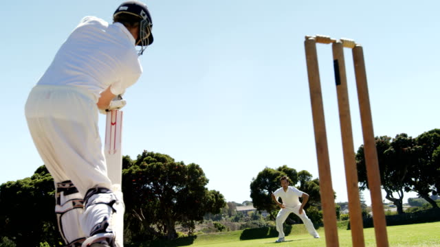 Batsman-juega-un-golpe-defensivo-durante-el-partido-de-cricket