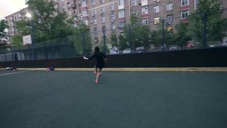 Weiblichen-Fußballspieler-einen-Kick-auf-Ball-training.-Frau-Fußball-Nationalmannschaft-trainiert