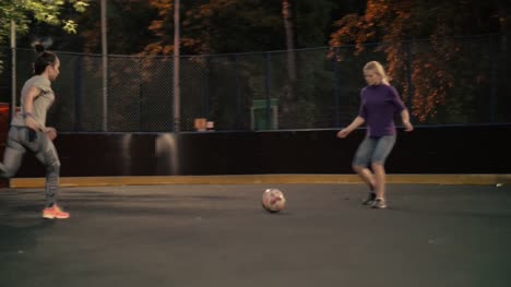Equipo-de-la-mujer-juega-al-fútbol-en-la-noche.-Fútbol-entrenamiento-mujer