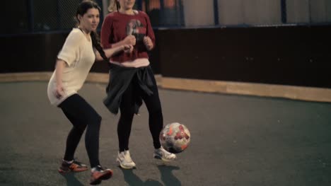 Fröhliches-Mädchen-werfen-einen-Fußball.-Frau-Fußball-Nationalmannschaft