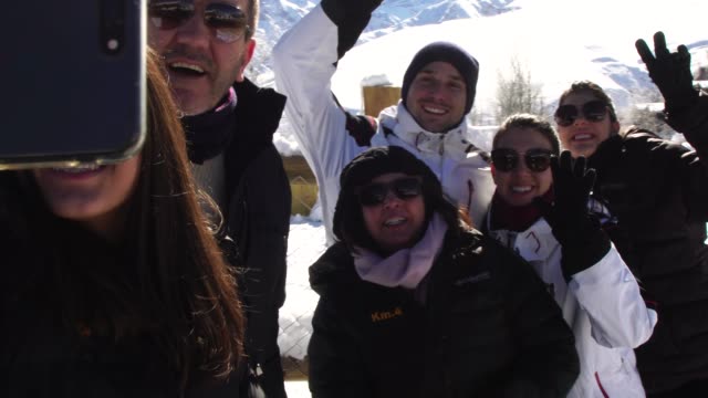 Familie,-die-eine-Selfie-im-Schnee