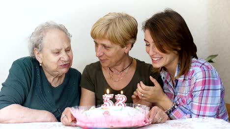 Drei-Generationen-von-Frauen-feiern-den-Geburtstag-Mutter