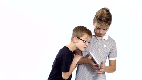 Junge-versteckt-sich-vor-kleinen-Bruder-was-er-tut-auf-tablet