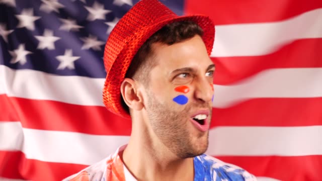 Chico-americano-celebrando-con-la-bandera