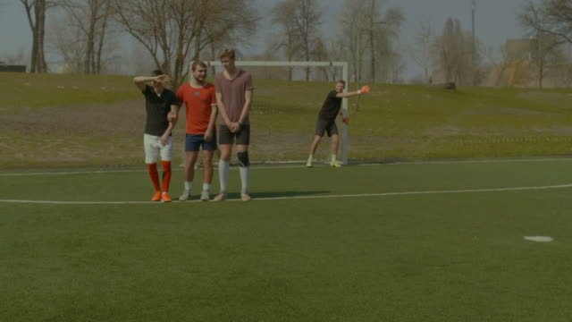 Fußballspieler-bilden-Wand-zu-versuchen,-den-Ball-zu-blockieren