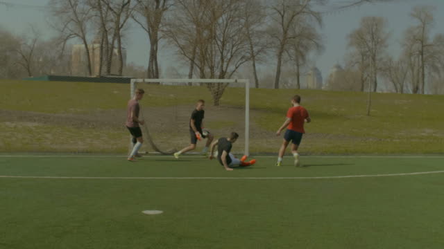 Junge-Fußballer-ein-Tor-im-Spiel