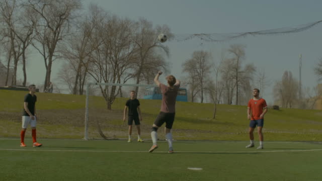 Jugadores-de-fútbol-practicando-fútbol-en-el-campo