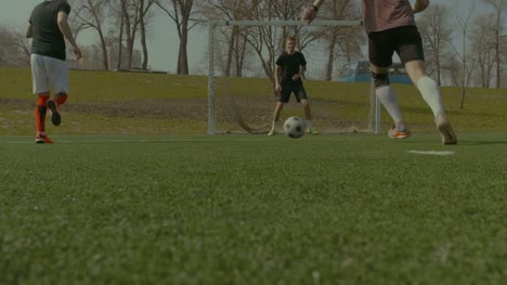 Fußball-Spieler-in-Aktion-im-Spiel-laufen