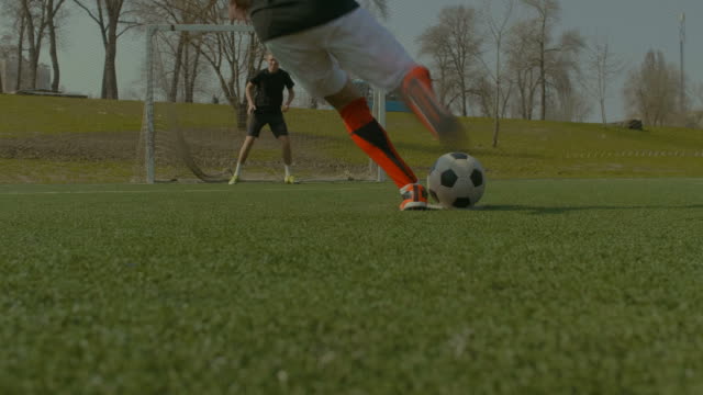 Fußball-Spieler-nehmen-einen-Elfmeter-während-Spiel