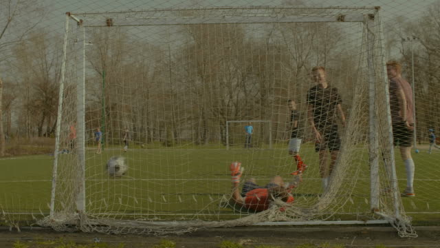 Stürmer-ein-Tor-beim-Fußballtraining