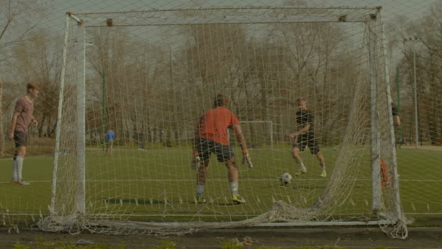 Jóvenes-adolescentes-practicando-fútbol-en-el-campo