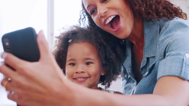 Glückliche-junge-schwarze-Frau-nehmen-Selfie-mit-ihrer-Tochter