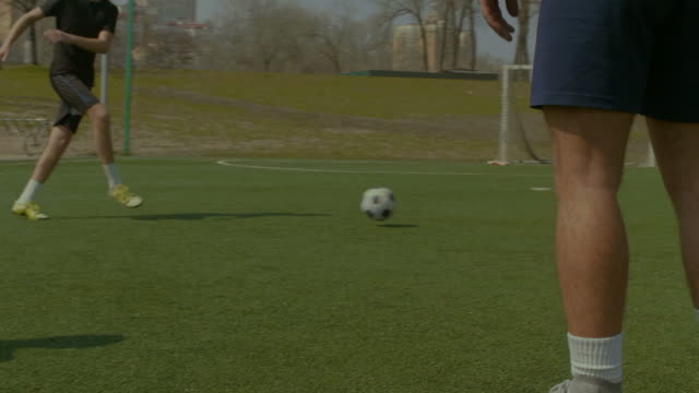 Junge-Fußballer-training-Fußball-auf-dem-Rasen